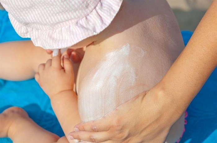 Có cần thiết phải bôi kem chống nắng cho trẻ em hay không?