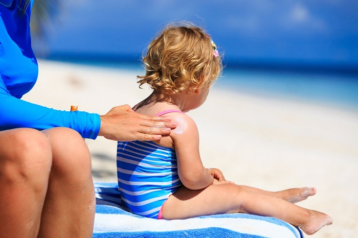 Có cần thiết phải bôi kem chống nắng cho trẻ em hay không?