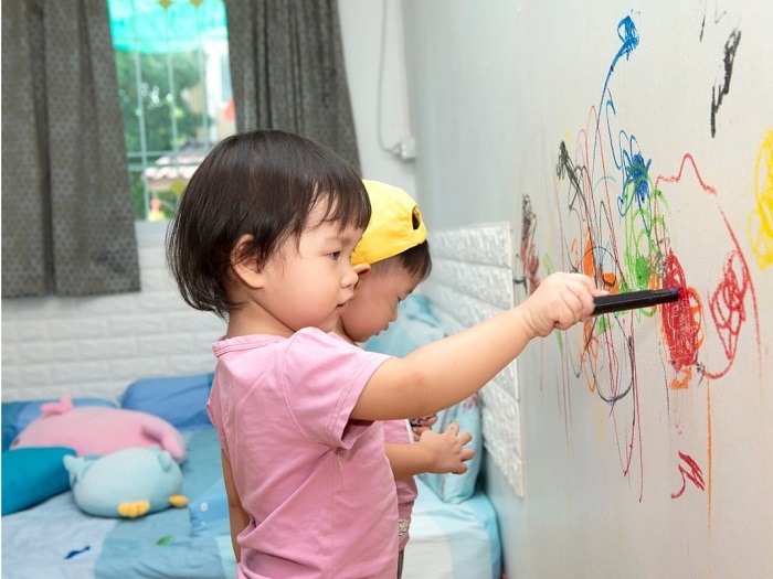 Ba mẹ cần làm gì khi con vẽ bậy lên tường