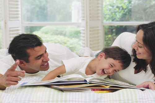 Đọc sách giúp gắn kết tình cảm của ba mẹ với con