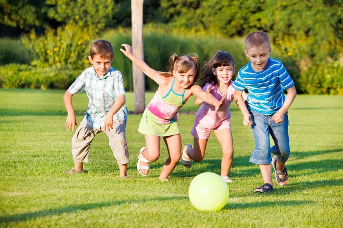 Một số lưu ý dành cho ba mẹ khi cho trẻ chơi ngoài trời 